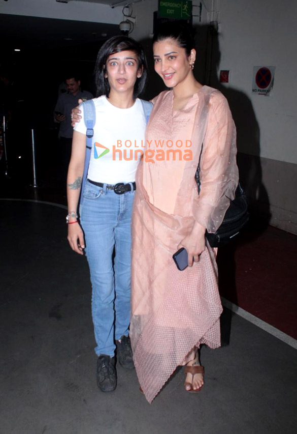 photos shruti haasan akshara haasan malavika mohanan and others snapped at the airport 4