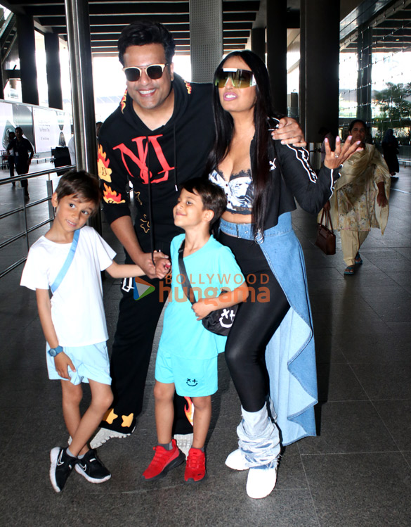 photos sonam kapoor ahuja anil kapoor malaika arora and others snapped at the airport 4