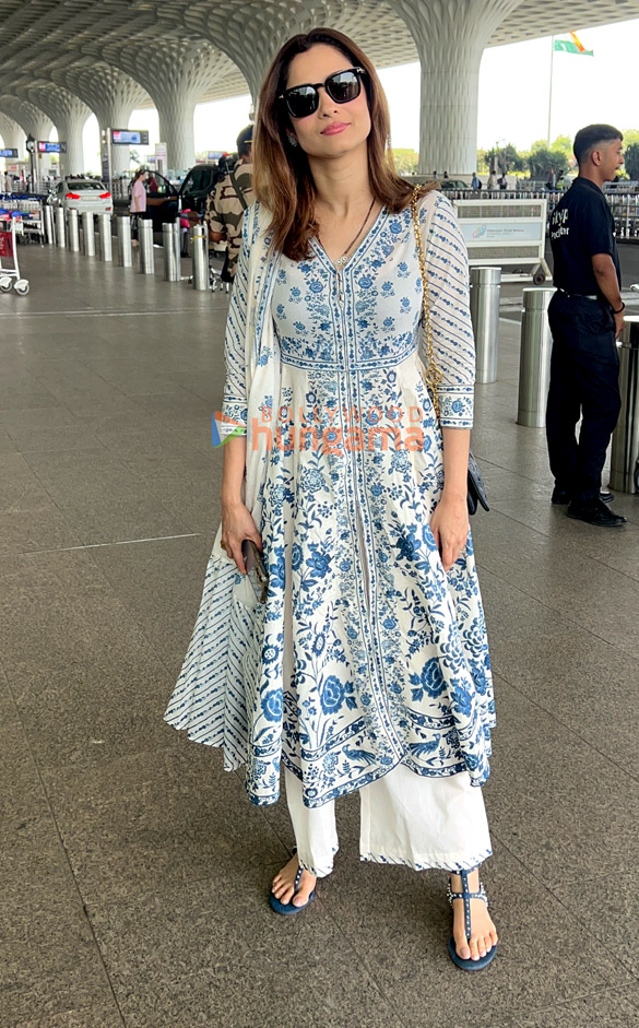photos sonam kapoor ahuja anil kapoor malaika arora and others snapped at the airport 5