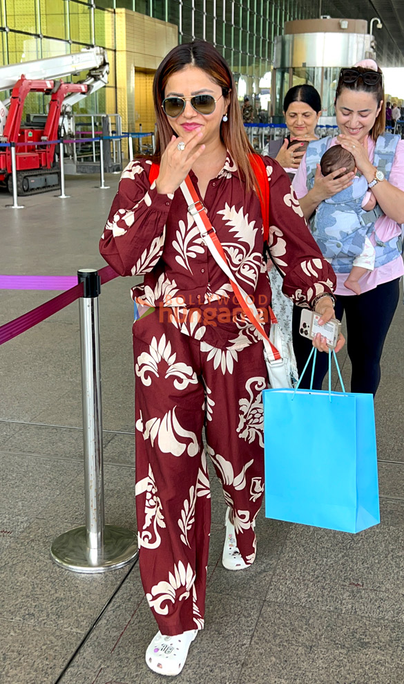 photos sonam kapoor ahuja anil kapoor malaika arora and others snapped at the airport 6