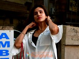 Photos: Sonnalli Seygall snapped at Kromakay salon in Juhu