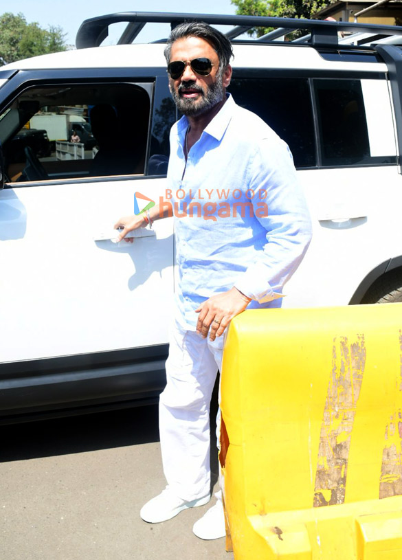 photos suniel shetty snapped at kalina airport 4