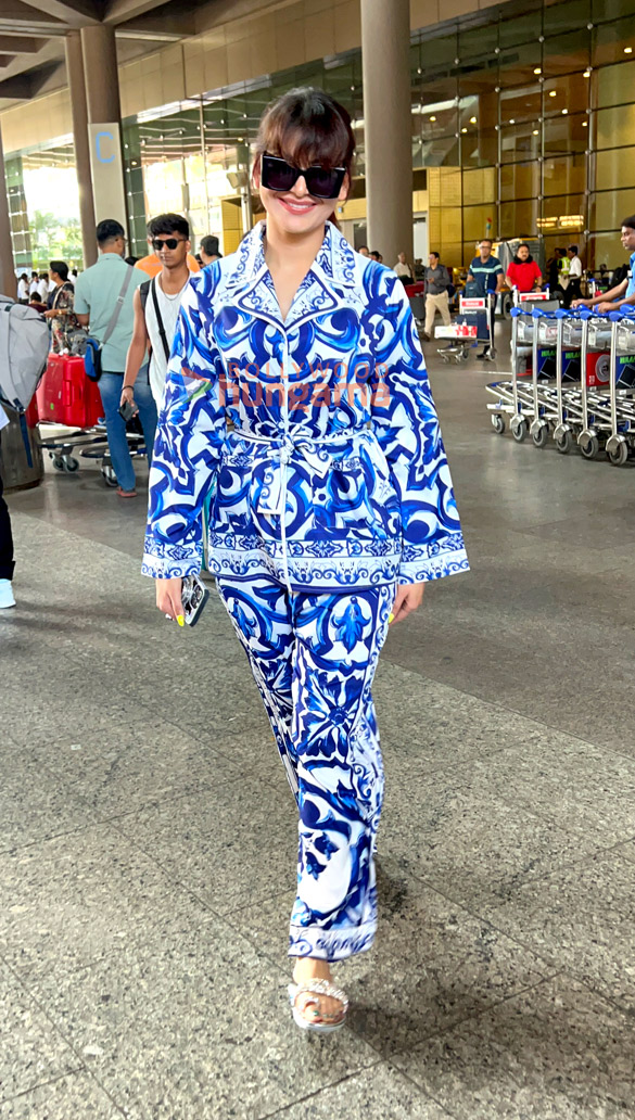 Photos: Urvashi Rautela and Zahrah S Khan snapped at the airport