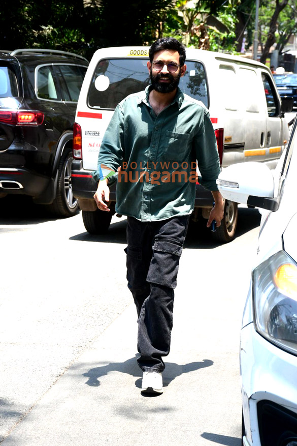 photos vikrant massey snapped at vidhu vinod chopras residence in bandra 3