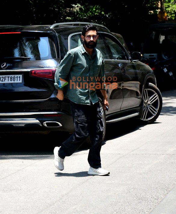 photos vikrant massey snapped at vidhu vinod chopras residence in bandra 5