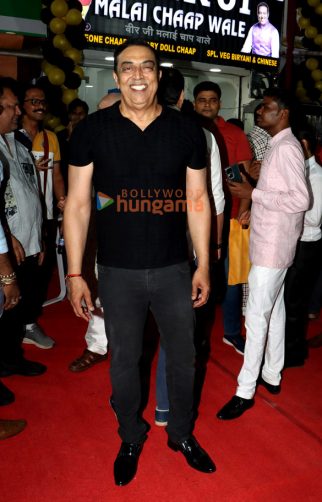Photos: Vindu Dara Singh and others snapped at Veerji Malai Chaap Wale Mumbai outlet in Juhu
