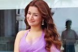 Avneet Kaur looks ethereal in purple saree as she poses for paps