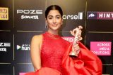 BH Style Icons 2024 Awards: Pooja Hegde poses with the coveted trophy