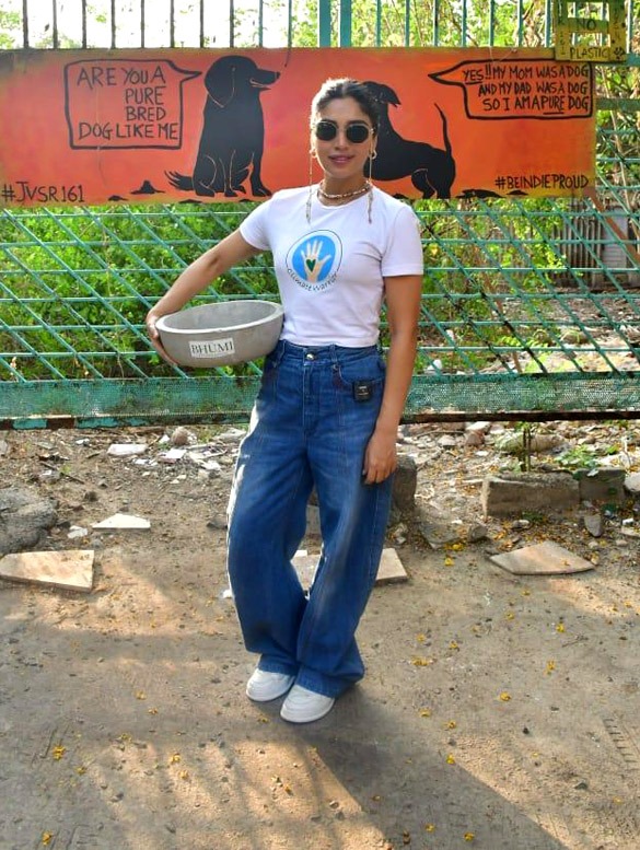 bhumi pednekar snapped installing water bowls in and around versova 5