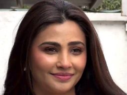 Daisy Shah look so pretty in this flowy white dress