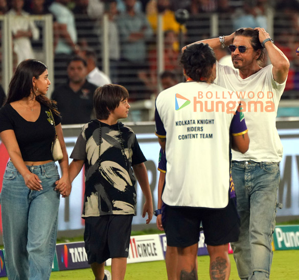 photo shah rukh khan snapped attending kkr match with abram khan and suhana khan in ahmedabad 1
