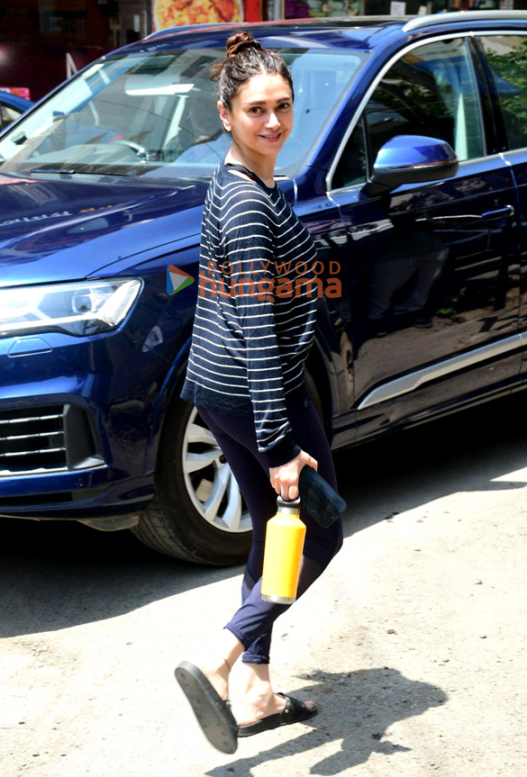 Photos: Aditi Rao Hydari snapped in Pali Hill Photos: Aditi Rao Hydari snapped in Pali Hill