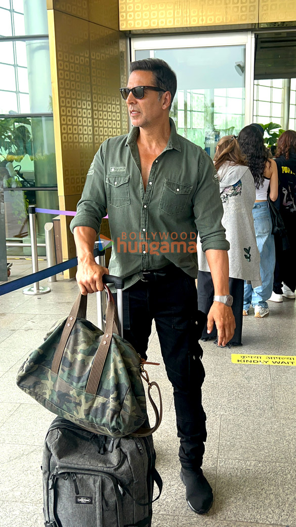photos akshay kumar janhvi kapoor and rajkummar rao snapped at the airport 1