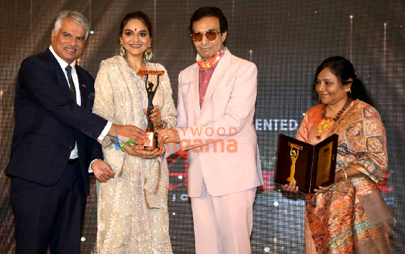 photos dheeraj kumar amruta fadnavis madhoo and others snapped at the 16th newsmakers achievers award 2024 5
