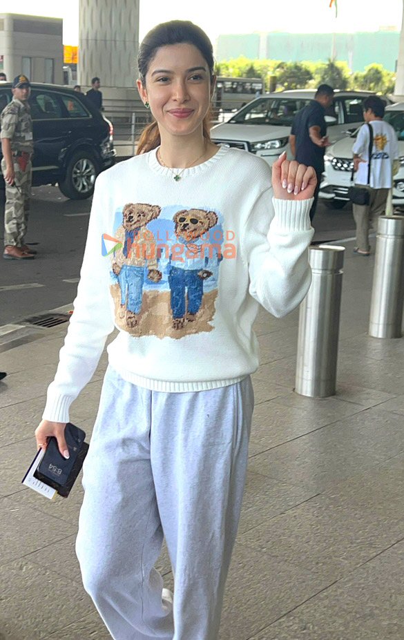 photos disha patani ananya panday kareena kapoor khan and others snapped at the airport 15