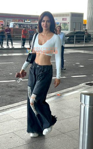 Photos: Disha Patani, Ananya Panday, Kareena Kapoor Khan and others snapped at the airport