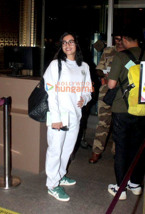 photos disha patani ananya panday kareena kapoor khan and others snapped at the airport 7