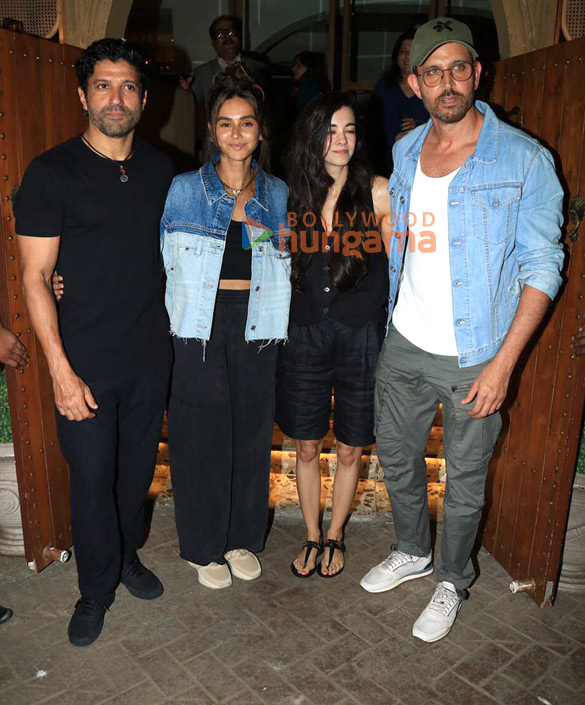 photos hrithik roshan saba azad farhan akhtar and shibani dandekar snapped in bandra 5