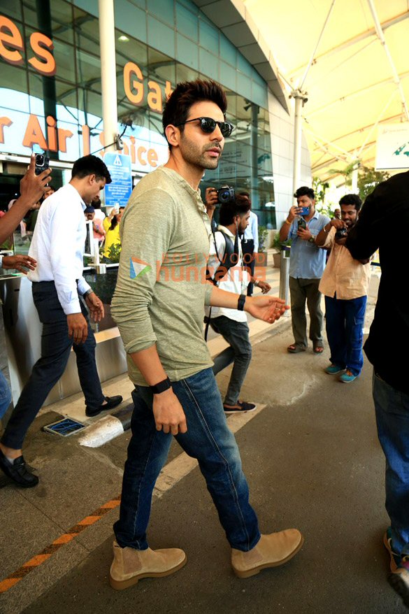 photos jacqueline fernandes ranveer singh pooja hegde and others snapped at the airport 11