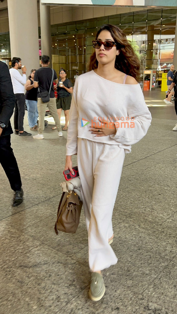 photos janhvi kapoor sherlyn chopra asha bhosle zanai bhosle and venkatesh daggubati snapped at the airport 3