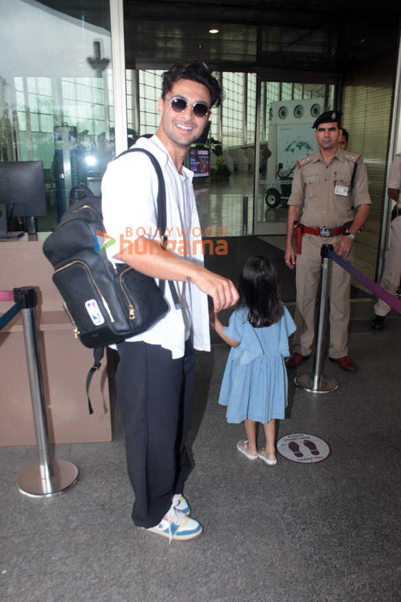 photos janhvi kapoor sherlyn chopra asha bhosle zanai bhosle and others snapped at the airport 2
