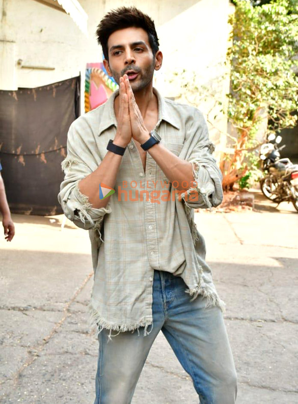 photos kartik aaryan promote chandu champion on the sets of dance deewane 4 2