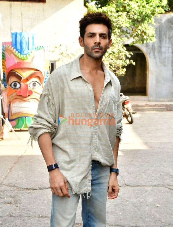 photos kartik aaryan promote chandu champion on the sets of dance deewane 4 6