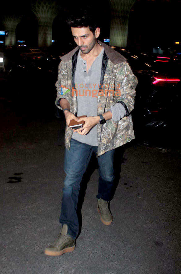 photos kartik aaryan snapped at the airport 2 6
