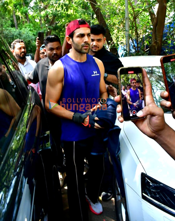 Photos: Kartik Aaryan snapped in Juhu Photos: Kartik Aaryan snapped in Juhu