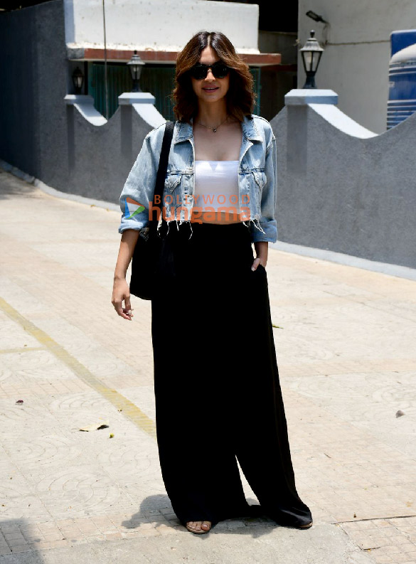 photos kriti kharbanda snapped outside a salon in bandra 2