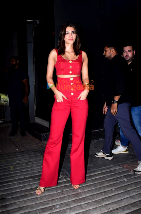 photos kriti sanon snapped in bandra 4 5