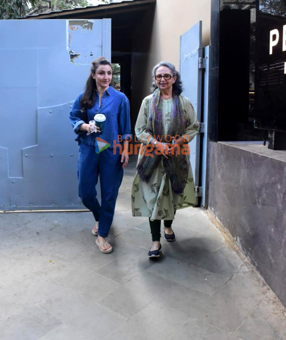photos kunal kemmu soha ali khan and sharmila tagore snapped in bandra 4
