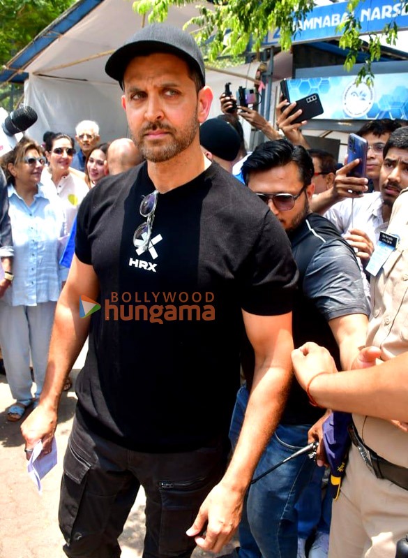 photos lok sabha elections 2024 janhvi kapoor farhan akhtar zoya akhtar among others cast their votes in mumbai 1 11