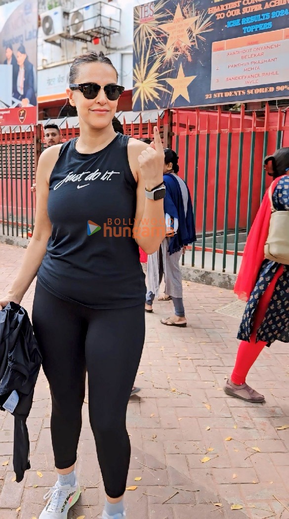 photos lok sabha elections 2024 janhvi kapoor farhan akhtar zoya akhtar among others cast their votes in mumbai 2 3