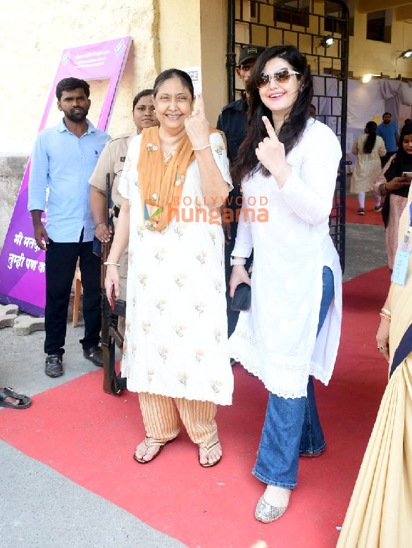 photos lok sabha elections 2024 janhvi kapoor farhan akhtar zoya akhtar among others cast their votes in mumbai 3 13