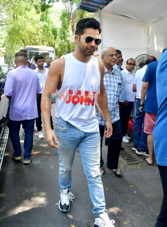 photos lok sabha elections 2024 janhvi kapoor farhan akhtar zoya akhtar among others cast their votes in mumbai 4 7
