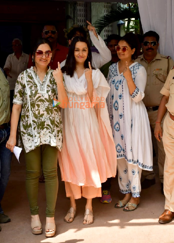 photos lok sabha elections 2024 janhvi kapoor farhan akhtar zoya akhtar among others cast their votes in mumbai 4 11