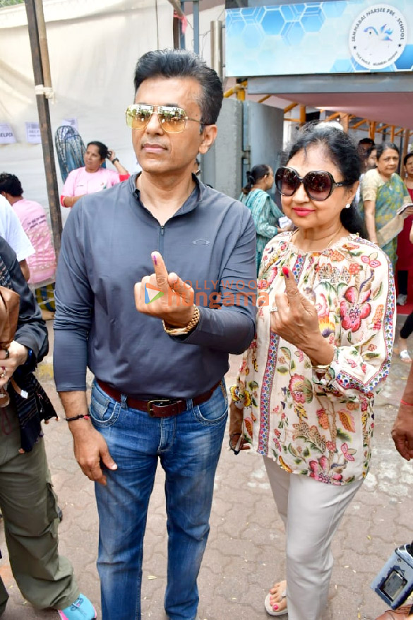 photos lok sabha elections 2024 janhvi kapoor farhan akhtar zoya akhtar among others cast their votes in mumbai 4