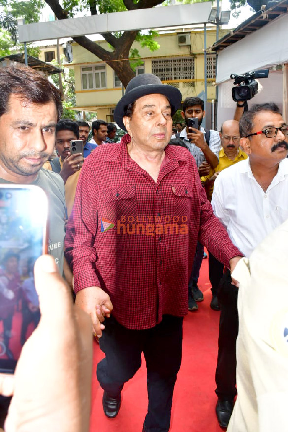 photos lok sabha elections 2024 janhvi kapoor farhan akhtar zoya akhtar among others cast their votes in mumbai 5 2