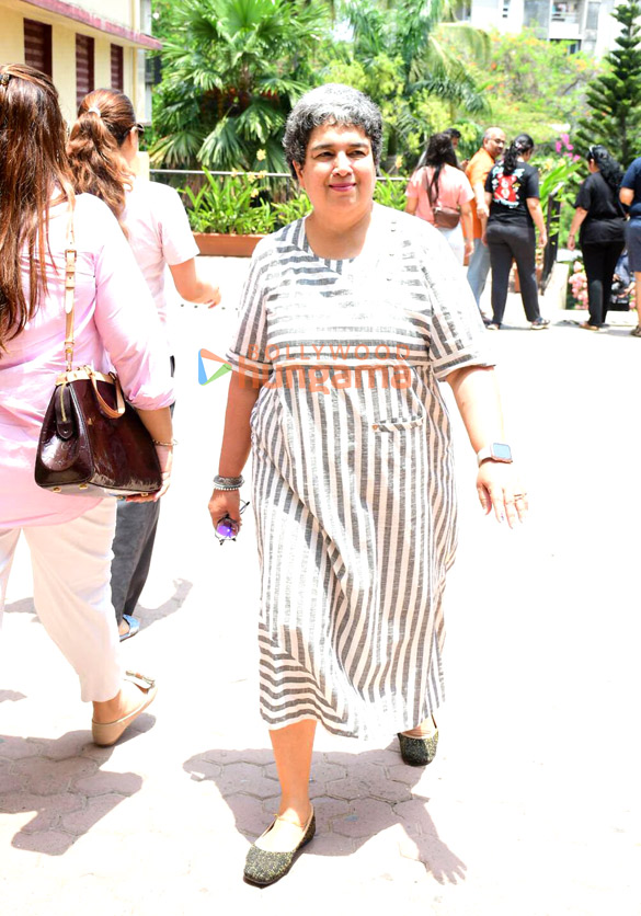 photos lok sabha elections 2024 janhvi kapoor farhan akhtar zoya akhtar among others cast their votes in mumbai37