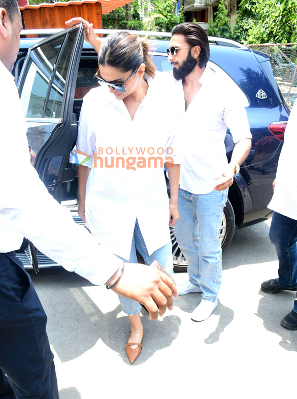 photos lok sabha elections 2024 janhvi kapoor farhan akhtar zoya akhtar among others cast their votes in mumbai40