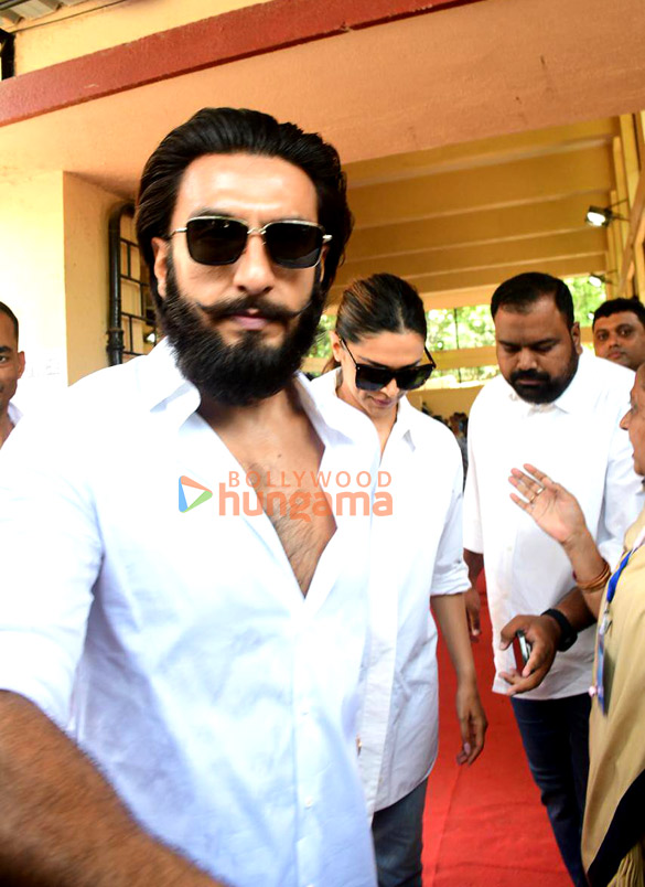 photos lok sabha elections 2024 janhvi kapoor farhan akhtar zoya akhtar among others cast their votes in mumbai42
