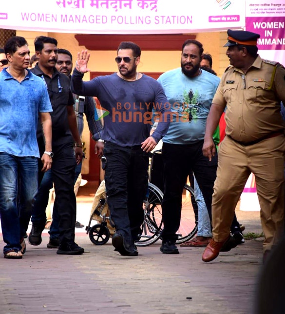 photos lok sabha elections 2024 salman khan shah rukh khan ranbir kapoor janhvi kapoor farhan akhtar zoya akhtar among others cast their votes in mumbai 55 6