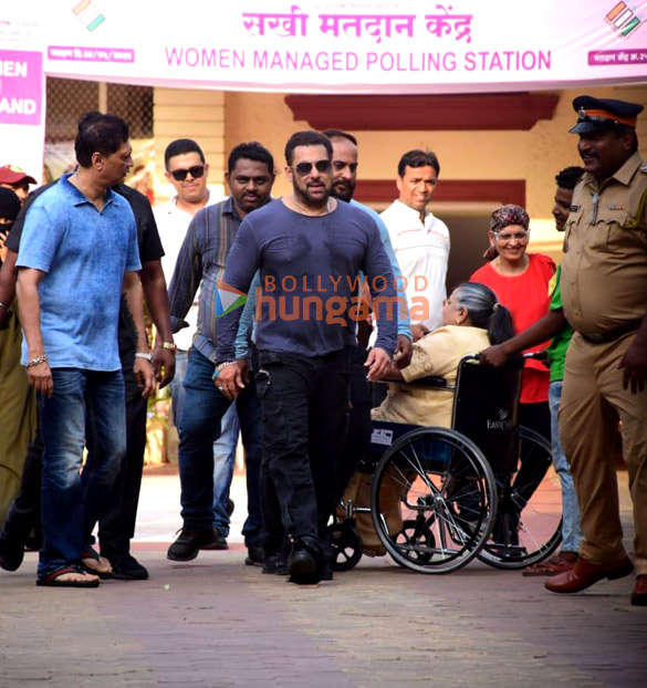 Photos: Lok Sabha Elections 2024: Salman Khan, Shah Rukh Khan, Ranbir Kapoor, Janhvi Kapoor, Farhan Akhtar, Zoya Akhtar among others cast their votes in Mumbai Photos: Lok Sabha Elections 2024: Salman Khan, Shah Rukh Khan, Ranbir Kapoor, Janhvi Kapoor, Farhan Akhtar, Zoya Akhtar among others cast their votes in Mumbai