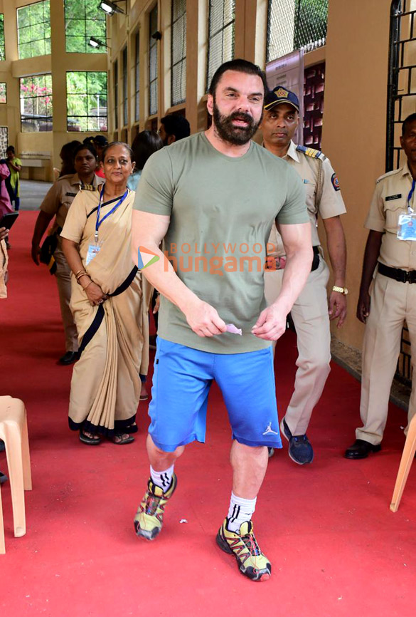 photos lok sabha elections 2024 shah rukh khan ranbir kapoor janhvi kapoor farhan akhtar zoya akhtar among others cast their votes in mumbai 507 5