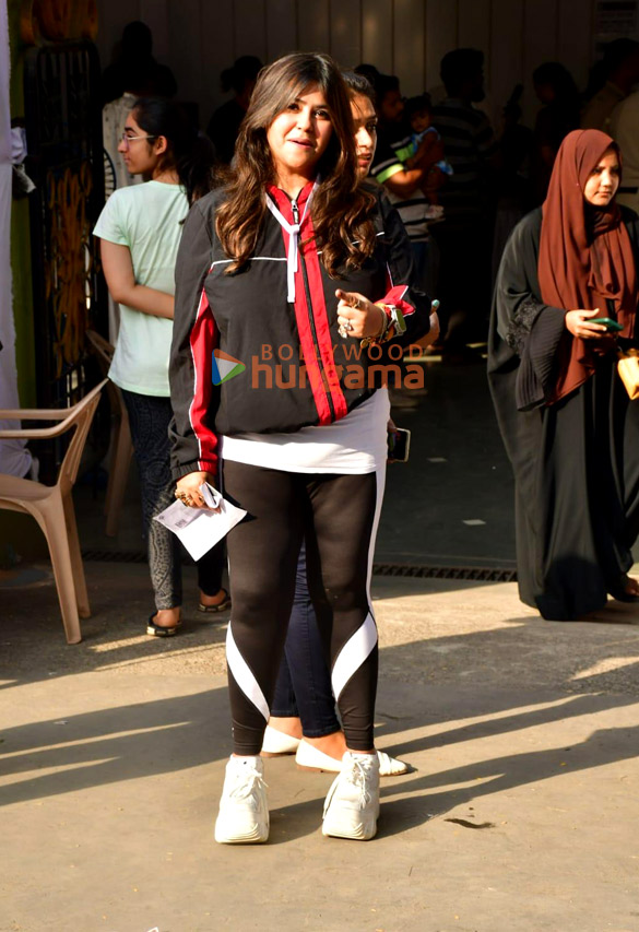 photos lok sabha elections 2024 shah rukh khan ranbir kapoor janhvi kapoor farhan akhtar zoya akhtar among others cast their votes in mumbai 526 1