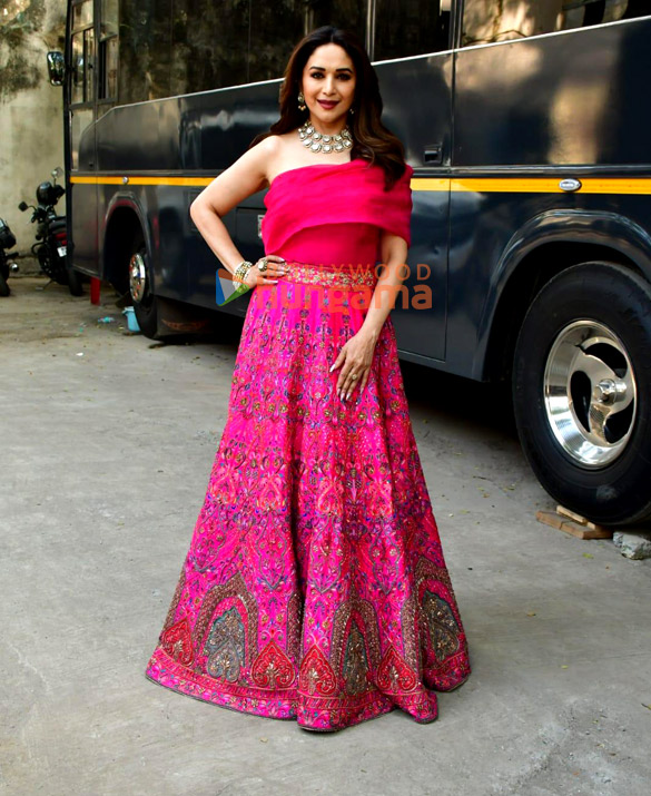 photos madhuri dixit suniel shetty bharti singh and others snapped on the sets of dance deewane 4 5