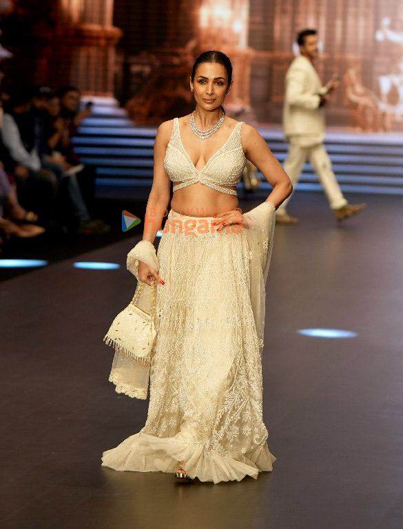 photos malaika arora turns showstopper for archana kochhar and lavie at bombay times fashion week 2024 2