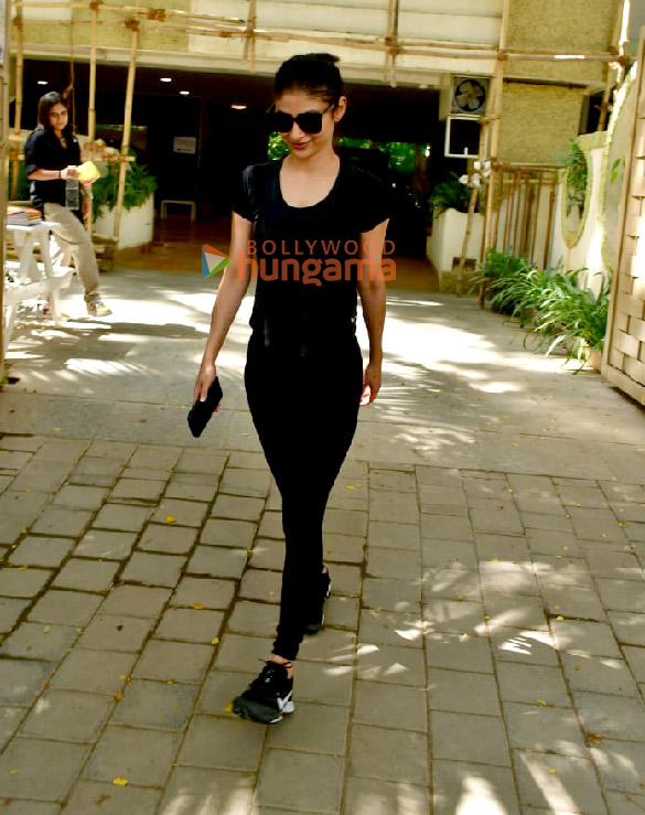 photos mouni roy snapped in juhu 5 5