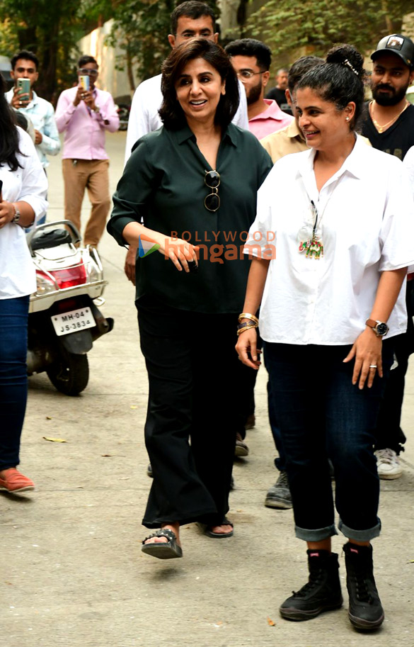 photos neetu singh snapped at ranbir kapoors new residence in pali hill 1 2